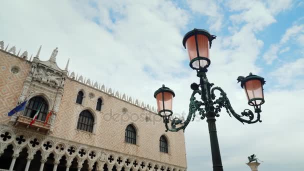 Fassade des berühmten Dogenpalastes in Venedig. keine Menschen — Stockvideo