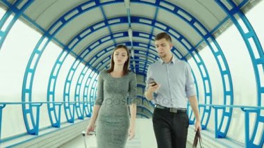 İş ortakları ile Bagaj istasyonu veya Havaalanı terminalinde gidin. İş gezisi, takım çalışması