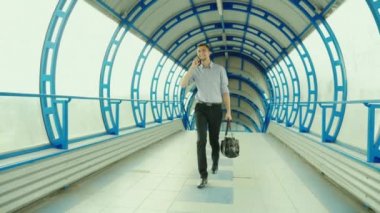 Evet genç iş adamı. Tren istasyonu ve Havaalanı terminal tarafından gider. Yeni şehre gel