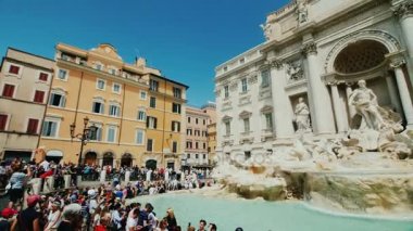 Rome, İtalya - Haziran, 2017: Bir çok turist Merkezi Roma'nın ünlü Trevi Çeşmesi hayranım. Geniş açı tava vurdu