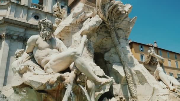 Steadicam výstřel: fontána čtyř řek v Piazza Navona v Římě. — Stock video
