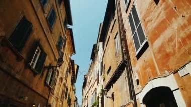 Roma tarihi eski kesiminde bir rahat dar sokak... Steadicam geniş lens atış