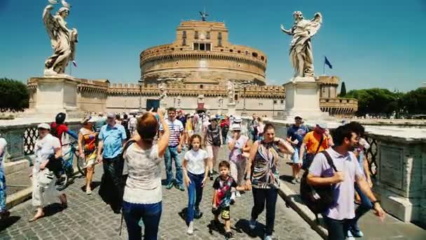 Roma - Giugno 2017: Una folla di turisti sta passeggiando intorno alla famosa statua di Castel Santangelo e Berninis. Steadicam shot — Video Stock