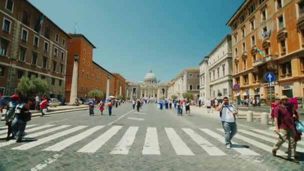 ITÁLIA, ROMA, Junho de 2017: Vista da famosa Igreja de São Pedro em Roma. Steadicam tiro — Vídeo de Stock