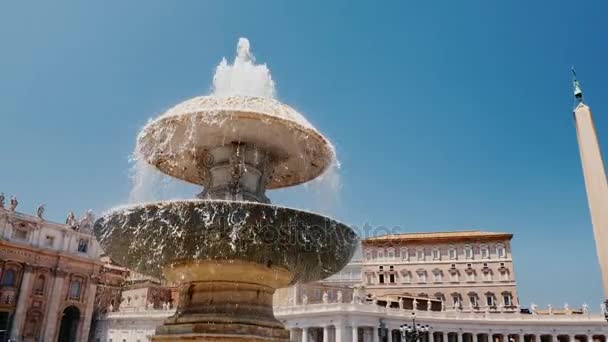 Фонтан Итальянской площади Сан-Пьетро с колоннами церкви Святого Петра, Рим, Италия . — стоковое видео