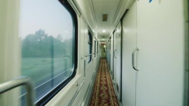 Bir rahat binek otomobil iç. Kamera bölme kapıları taşır. Steadicam atış