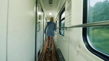 Sabah yolda. Menshina binek otomobil koridor gider. Steadicam atış