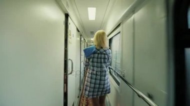 Atış Steadicam: bir kadın bir havlu ile bir yolcu treni tren yürüyor. Sabah yolda. Arkadan görünüş