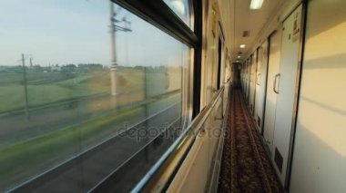 Hızlı hareket ediyor tren vagonuna görünümden. Bir koridor ve rahat bölmeleri kapıları
