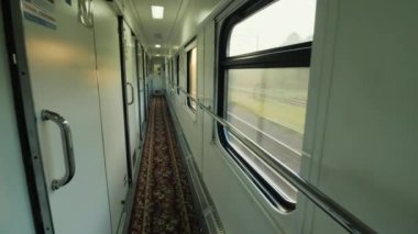Sabah yolda. Hareket yolcu tren vagonunda iç.