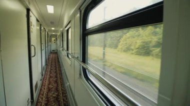 Yolcu tren araba koridor. Pencere ve kapı sayısı, hızlı tren hareket ediyor