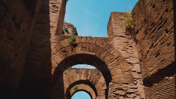 Vídeo POV: Corredor y arcos de un antiguo edificio en el Foro Romano — Vídeos de Stock