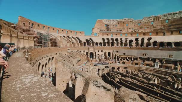 Roma, Italia - Junio de 2017: Dentro del famoso Coliseo de Roma. Grupos de turistas visitan el famoso monumento de Italia — Vídeos de Stock