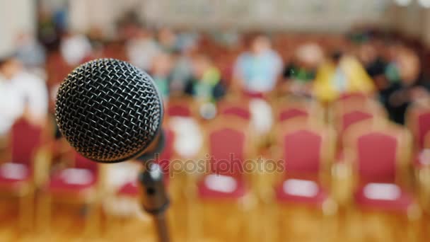 Saal für die Konferenz, im Vordergrund das Gestell mit Mikrofon. — Stockvideo