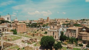 Roman Forum açık güneşli bir günde. Bir Roma ve İtalya en ünlü ve popüler turist varış