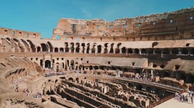 Rome, İtalya - Haziran, 2017: ünlü Colosseum içinde Roma. İtalya'nın ünlü dönüm noktası turist grupları ziyaret