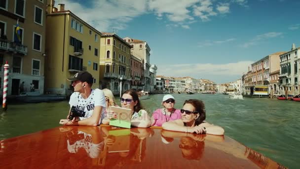 Venedig, Italien, Juni 2017: Eine Gruppe von Touristen schwimmt mit einem Wassertaxi auf dem Canal Grande in Venedig. die Stadt bewundern, Fotos machen — Stockvideo