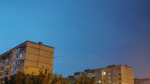 비와 번개 multi-storey 건물 주거 지역에 뇌우 — 비디오