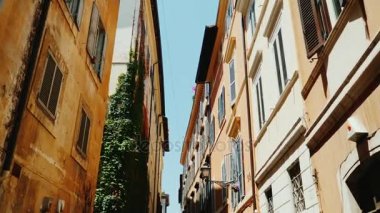 Roma tarihi eski kesiminde bir rahat dar sokak. Steadicam geniş lens atış