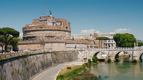 The castle of SantAngelo in Rome and the bridge over the Tiber River on a clear summer day — Stock Video