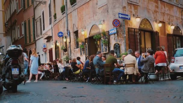 Roma, Itália - Junho de 2017: Vida de rua em Roma. Visitantes comem em um café, caminham pela rua e tiram fotos de turistas — Vídeo de Stock