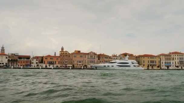 Венеция, Италия, июнь 2017 г.: Венецианская набережная с большой роскошной яхтой на пирсе — стоковое видео
