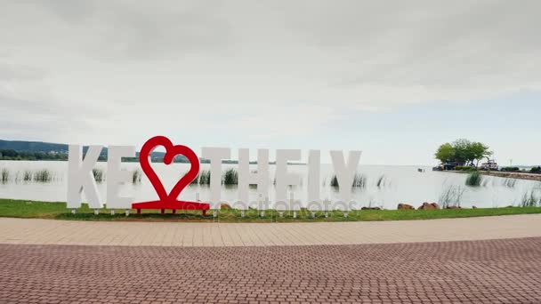 Keszthely, hungrig, Juni 2017: ich liebe keszthely. eine Inschrift mit einem roten Herz. beliebter Urlaubsort Ungarns. Steadicam-Aufnahme — Stockvideo