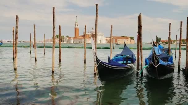 Το σύμβολο της Βενετίας είναι το παραδοσιακό γόνδολα σκάφος. Βράχος πάνω στα κύματα, αγκυροβολημένο κοντά στην ακτή — Αρχείο Βίντεο