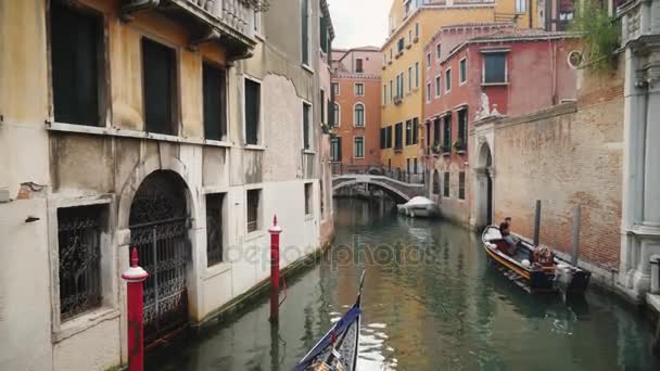 Venedig, Italien, juni 2017: Segla gondoler med turister genom de smala kanalerna i Venedig. Turism i Italien — Stockvideo