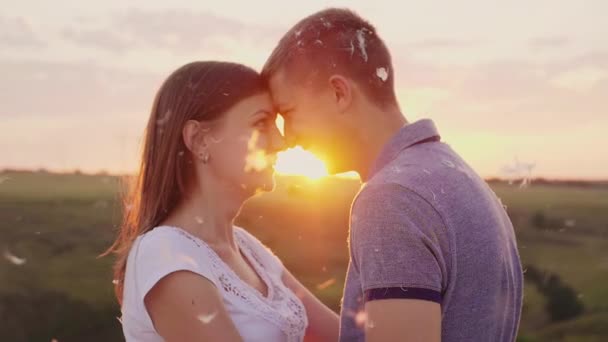 Egy szerelmes pár fekszik, szemben a naplemente. A következő reptér környékén: fly toll után a harc párna — Stock videók
