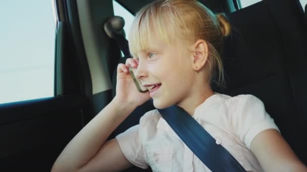 Altijd in contact met de familie. Het meisje heeft voor 6 jaar zijn communiceren via de telefoon, gaat met de auto — Stockvideo