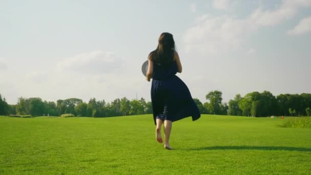 幸せな妊娠中の女性は、公園で歩いて笑顔 — ストック動画