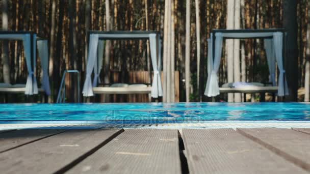 Um homem a sair da piscina, feliz de férias. Vídeo em câmera lenta — Vídeo de Stock