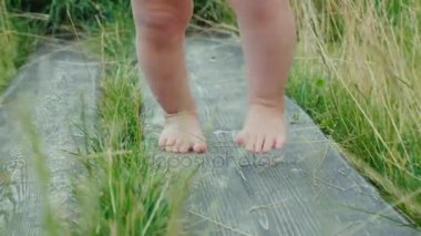 Küçük bir çocuk ilk adımları. Kırsal