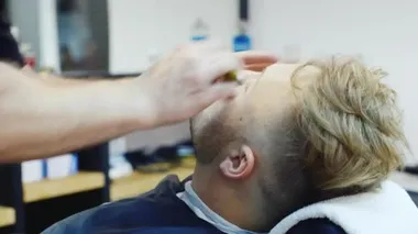 Genç biri berber dükkanı yılında tehlikeli bir ustura ile tıraş