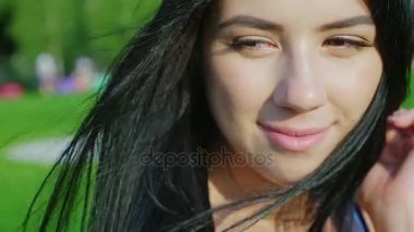 Bir esmer İspanyol kadın portresi. Gülümseyen, Rüzgar onu uzun saçlı çalış