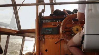 Kaptan geminin dümen ellerinizde.