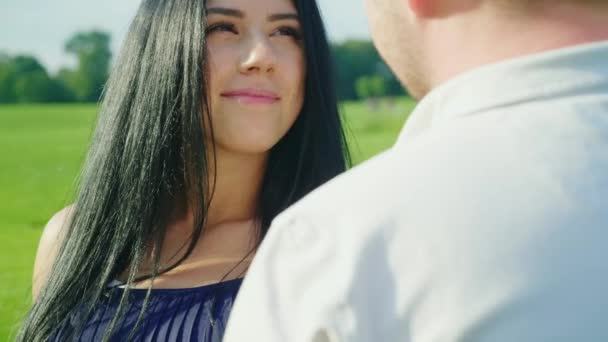 Mladá žena odpočívá v náručí se svým manželem, při pohledu na sebe — Stock video