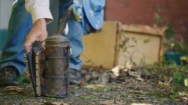 Arıcı duman bir makine arı kovanı, eser için hazırlar