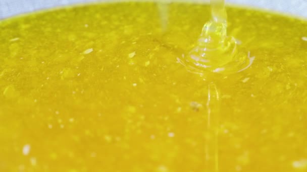 Крупним планом відео: Виробництво меду на маленькій домашній пасіці. Свіжі нефільтровані медові потоки у фільтр — стокове відео