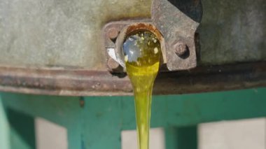 Taze filtre uygulanmamış tatlım tatlım makine dışarı akar. El vinç açar