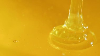 Taze saf bal bir tabak dökün. Sağlıklı beslenme ve sağlıklı gıdalar