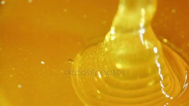 Tatlım bir dere akar bir tabak yakın çekim. Slow Motion Picture