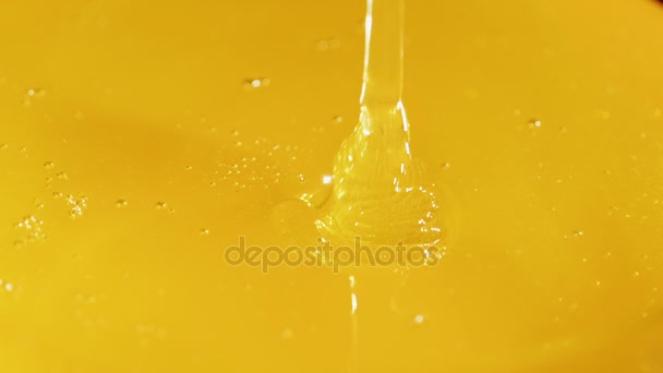 Um fluxo de mel flui em um prato, close-up. Imagem lenta do movimento — Vídeo de Stock