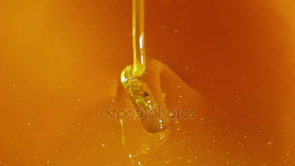 Retirer la cuillère du miel. Flux de miel frais pur vers le bas 