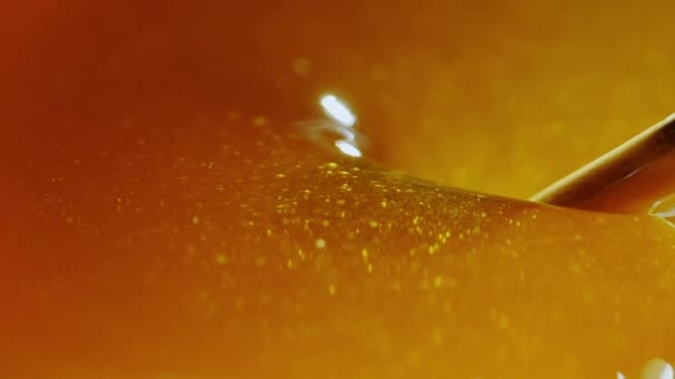 Dunk uma colher de madeira em mel — Vídeo de Stock
