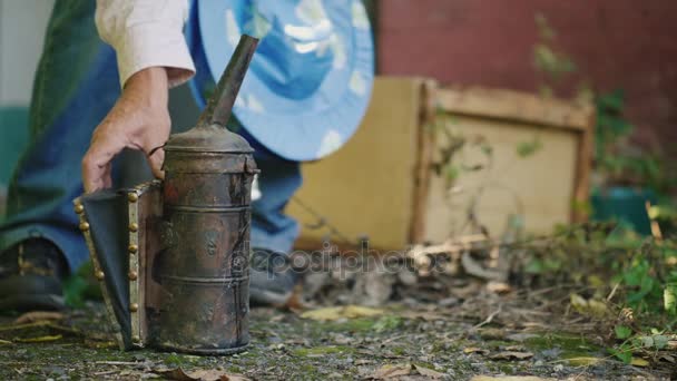 Arıcı duman bir makine arı kovanı, eser için hazırlar — Stok video