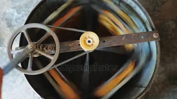 Apicultor extrayendo miel con máquina en casa. Vista superior — Vídeos de Stock