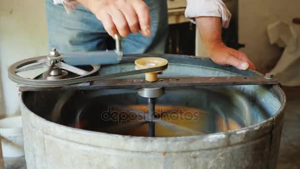 Apicultor extraindo mel com máquina em casa. Vista lateral — Vídeo de Stock