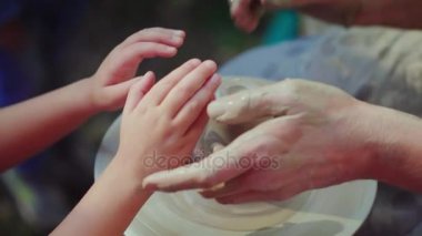 Master potter çocuk onun beceri öğretir. Nesiller bu tecrübeyle iletimini bir kavramdır